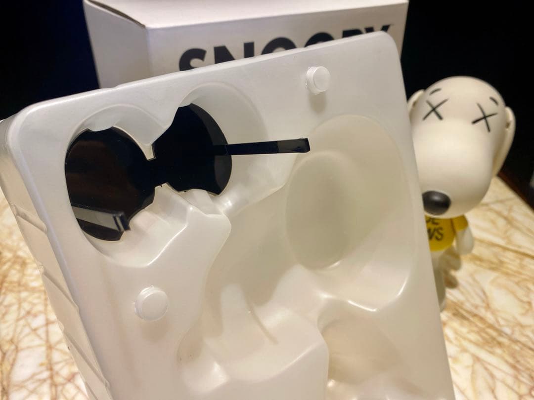 original fake KAWS MEDICOMTOY スヌーピー