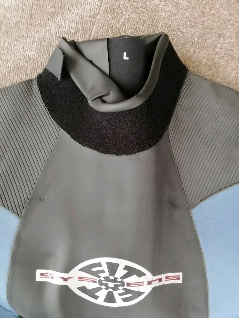 FITSYSTEMSのウエットスーツです。