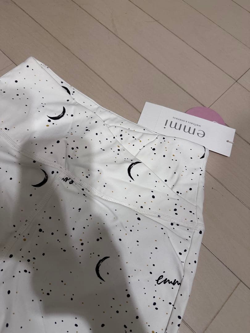 新品タグ付き　emmi 月と星のプリントレギンス