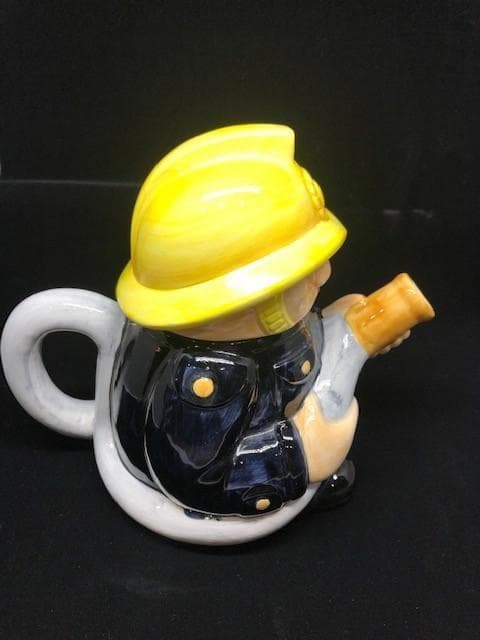 【中古ビンテージ】イギリスから輸入　消防士のティーポット BOB HERSEY