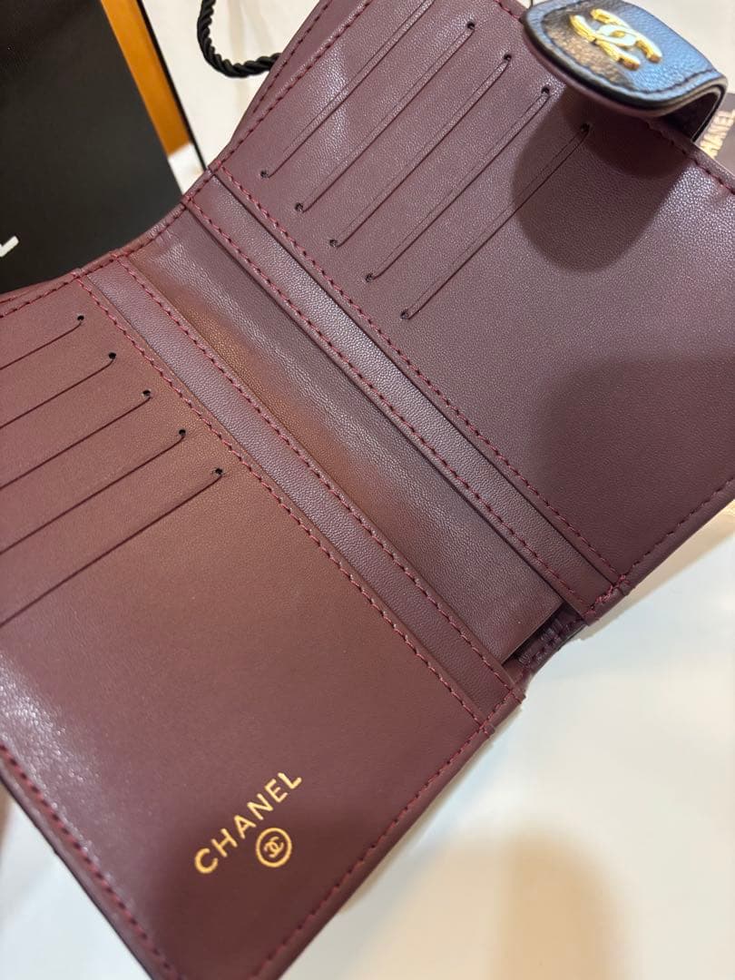 大人気【新品・未使用】二つ折り財布 ブラック レザーおまけ付き