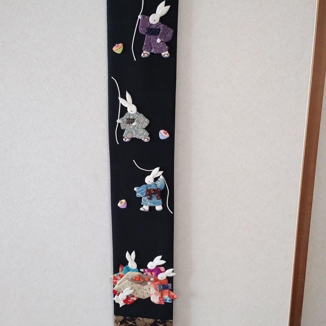 独楽を回すうさぎと炬燵うさぎ・押し絵・古布・縮緬細工・タペストリー