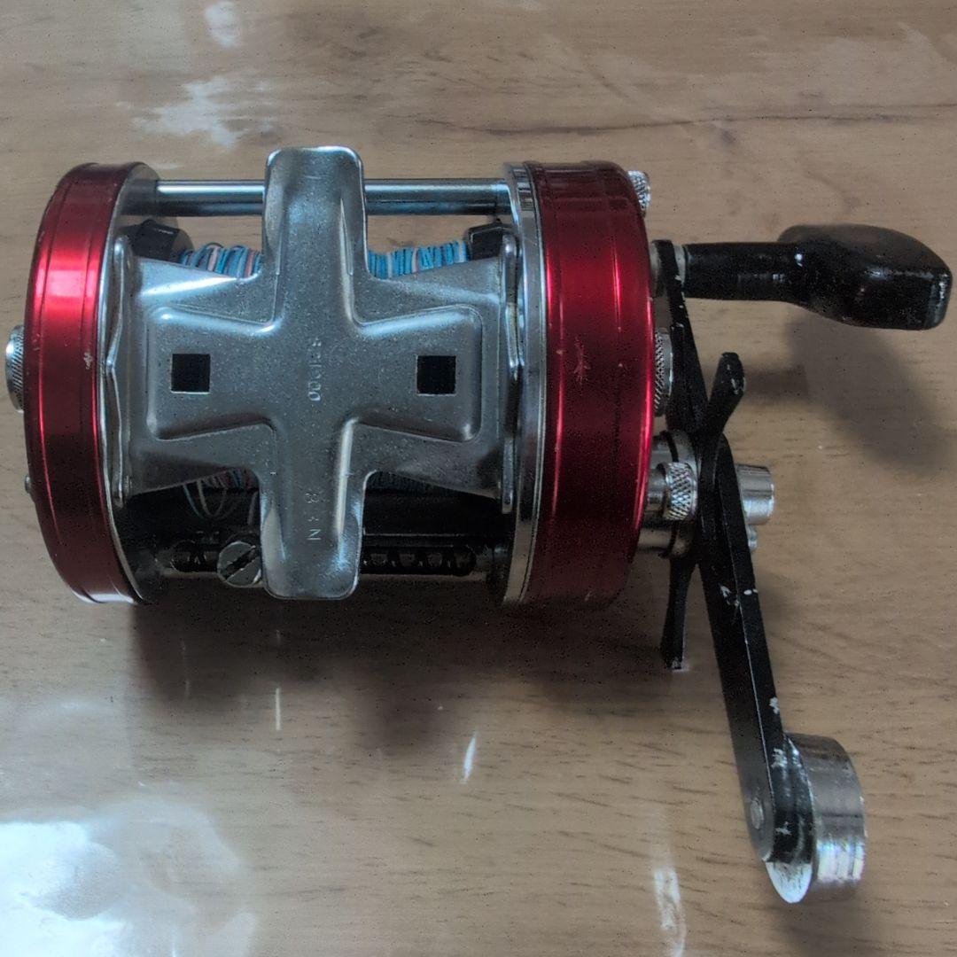 ABU Ambassadeur 7000 ベイトリール　レッド