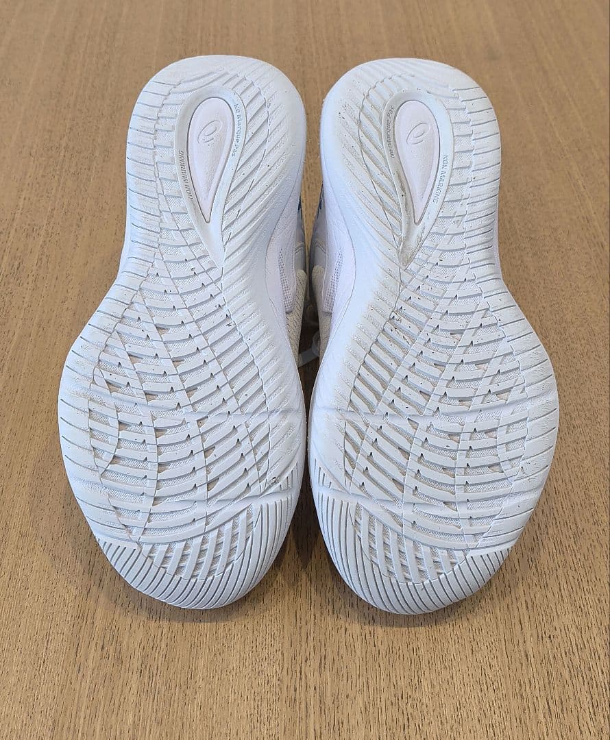 ASICS　NOVA　SURGE3　25.5cm