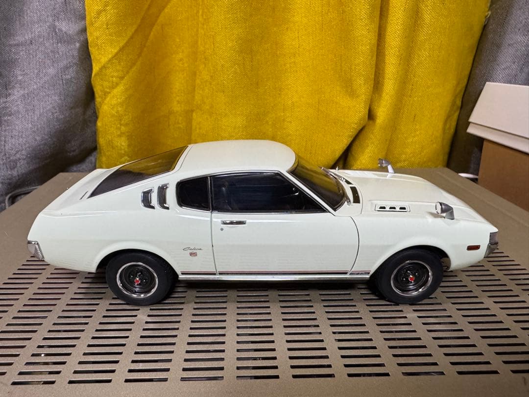 オートアート社製　CELICA 2000GT ミニカー ホワイト　1/18