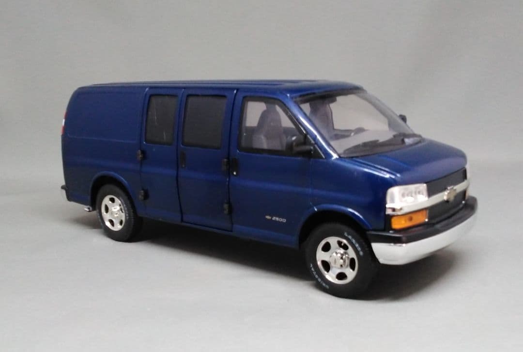 Chevrolet Express 1/25スケール ミニカー