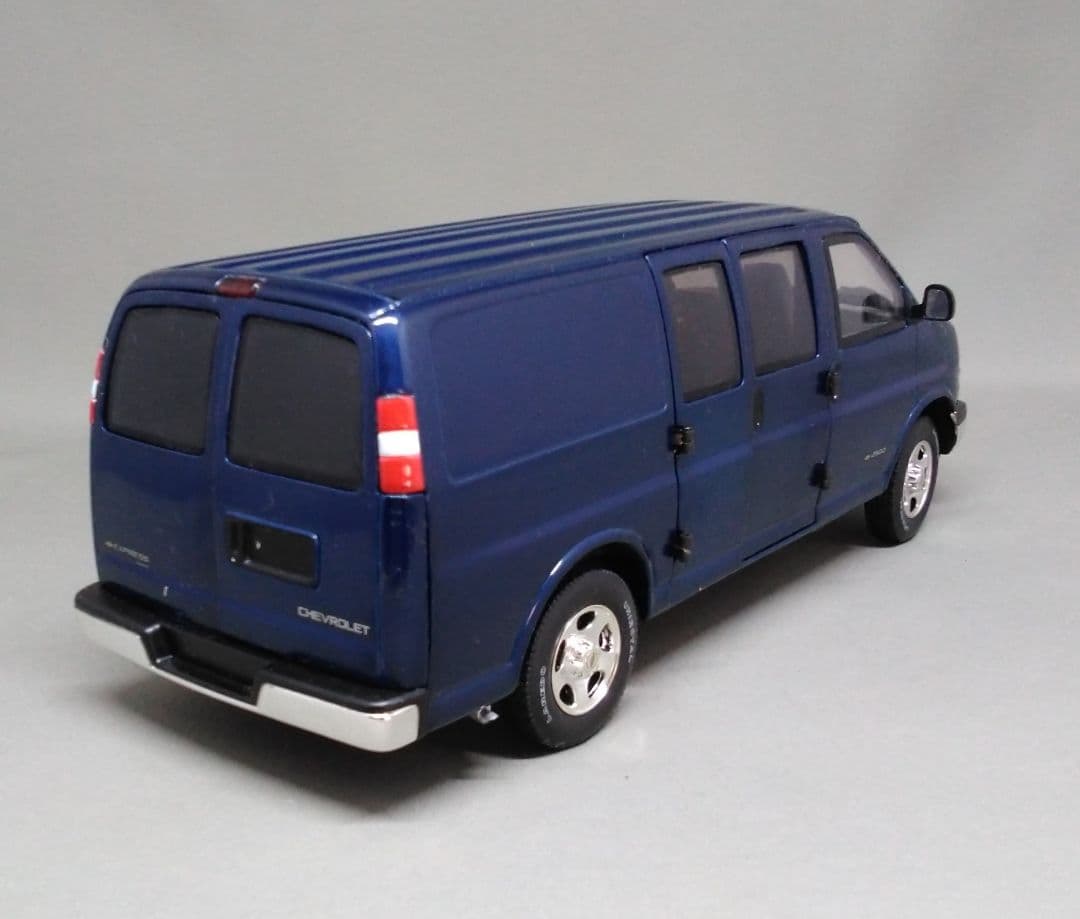 Chevrolet Express 1/25スケール ミニカー