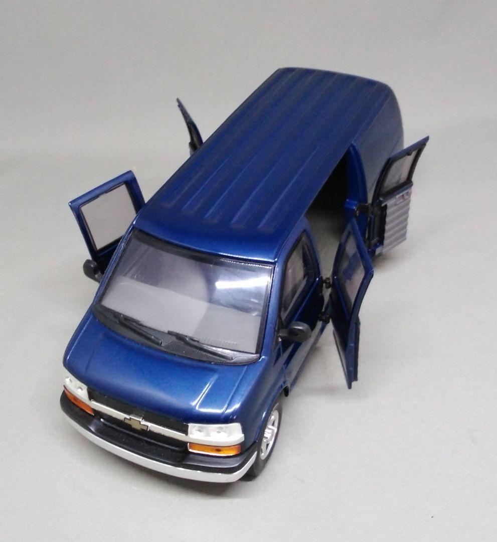 Chevrolet Express 1/25スケール ミニカー