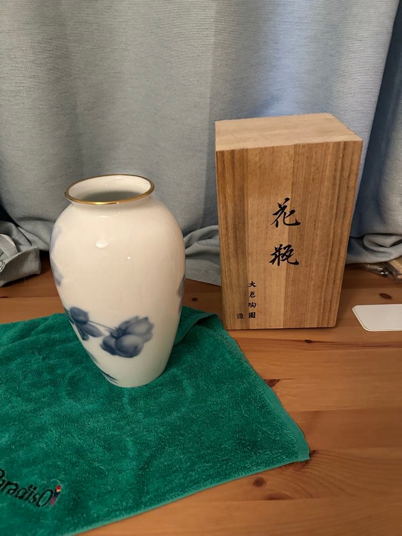 大倉陶園　花瓶 白青花柄 金縁 木箱付き