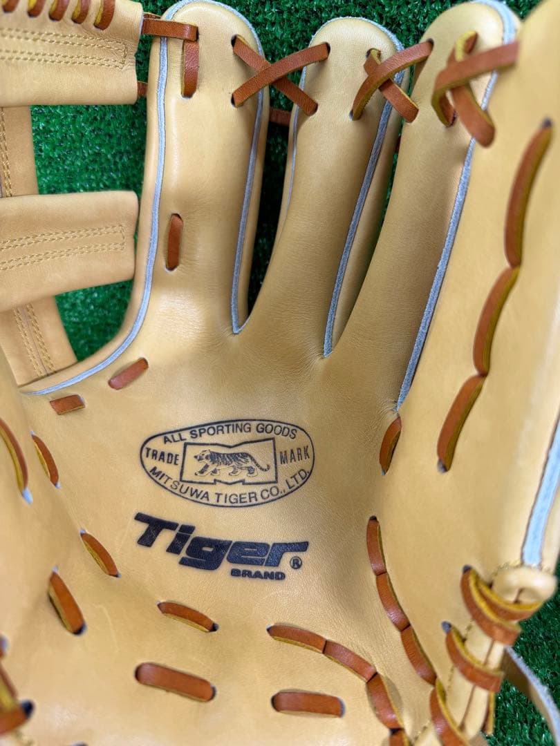 受注生産品　ミツワタイガー　硬式　内野手　掛布モデル