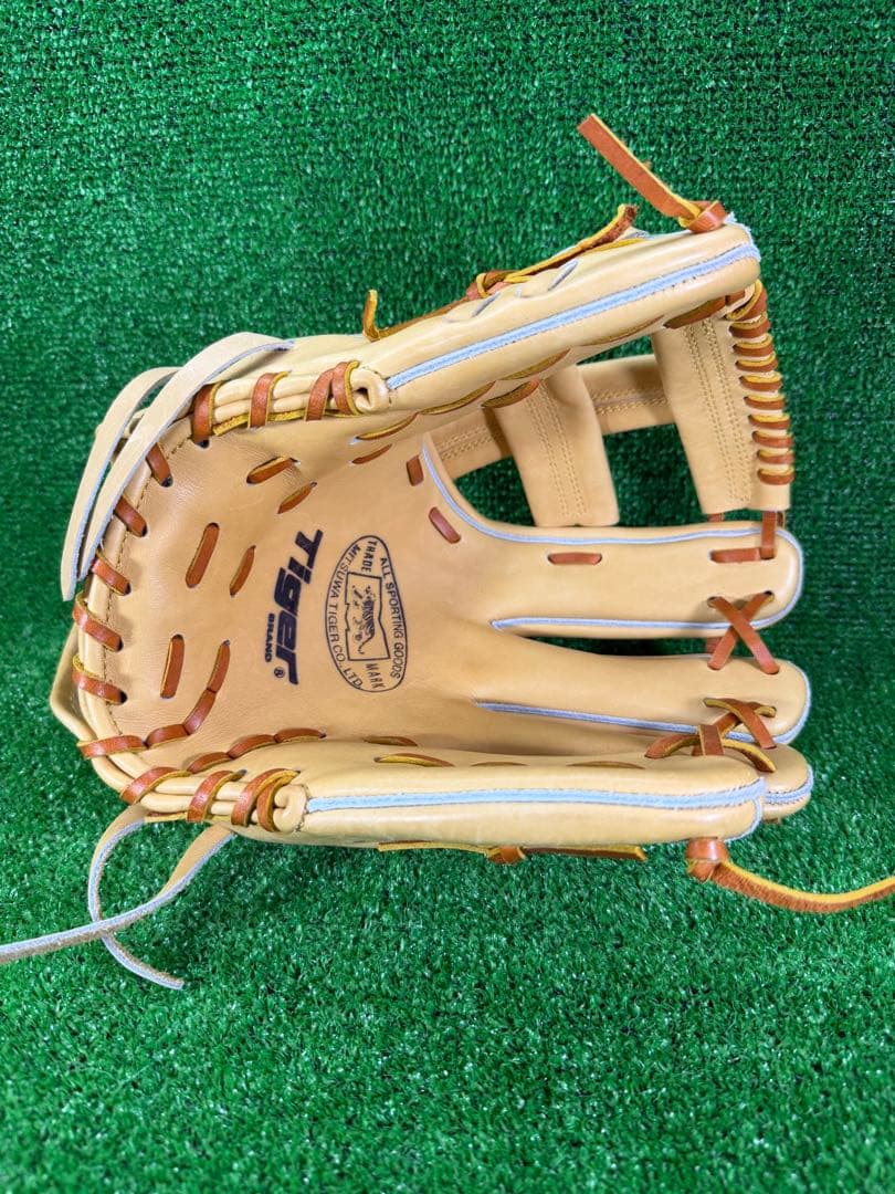 受注生産品　ミツワタイガー　硬式　内野手　掛布モデル