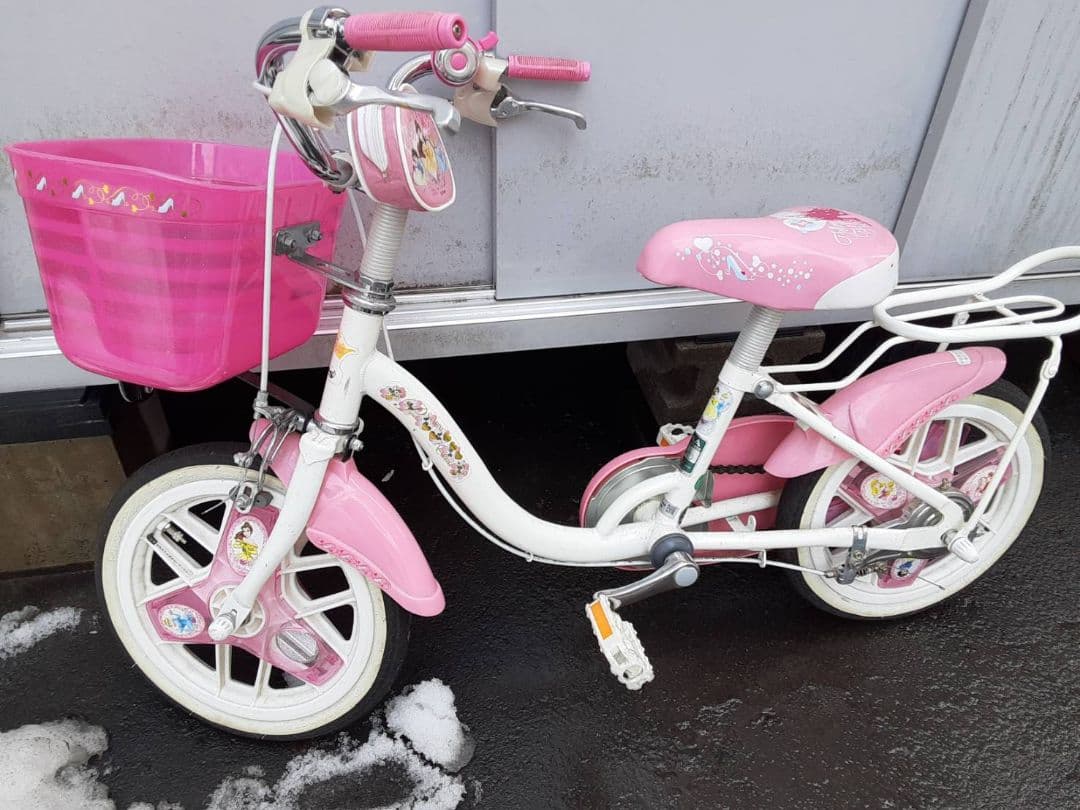 ピンクの幼児用自転車 キャラクター付き