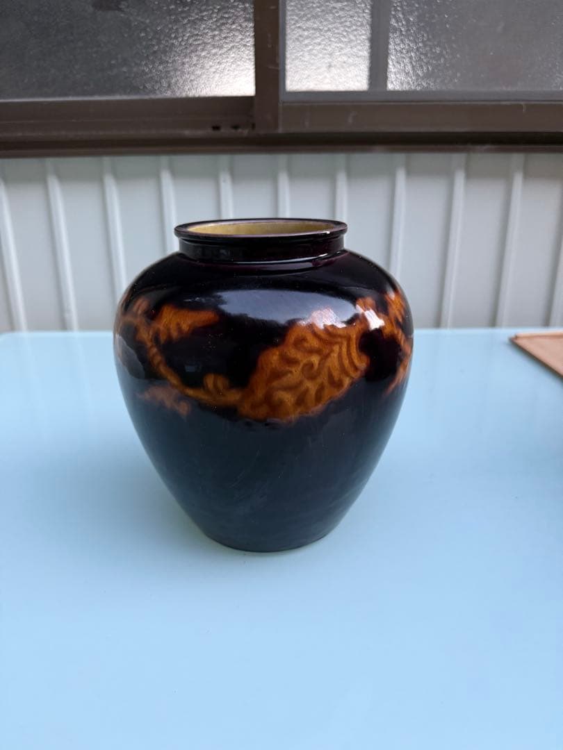陶器製の黒と茶色の花瓶