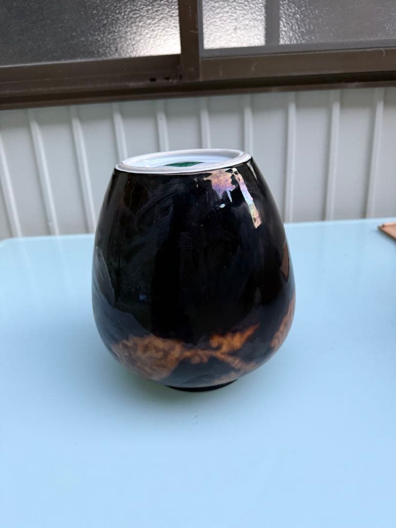 陶器製の黒と茶色の花瓶
