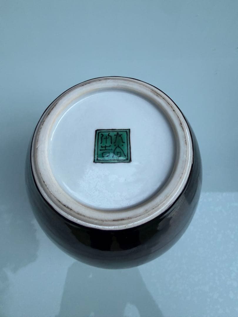 陶器製の黒と茶色の花瓶