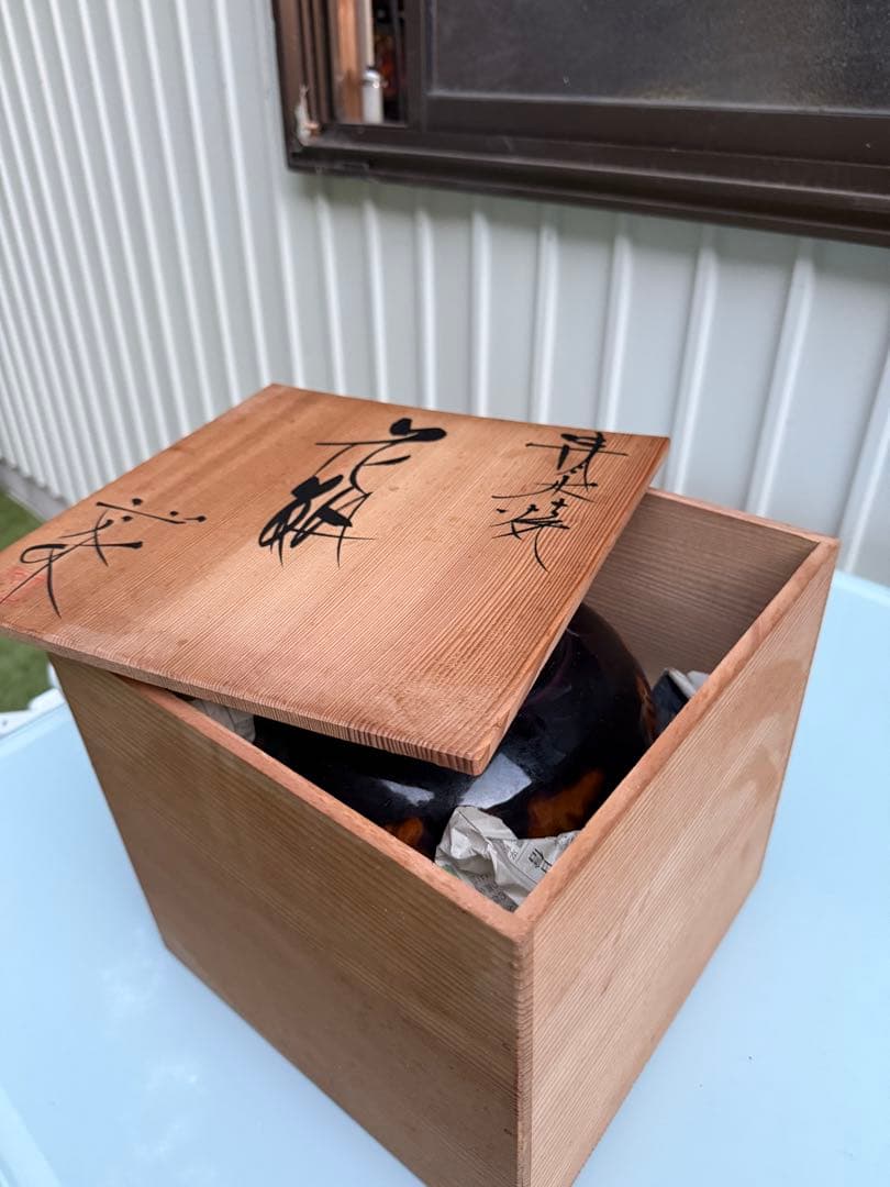 陶器製の黒と茶色の花瓶