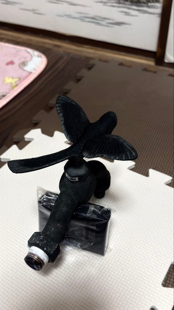 黒色スズメの羽をひらいた、アンテーク蛇口です。羽を開いたスズメです。