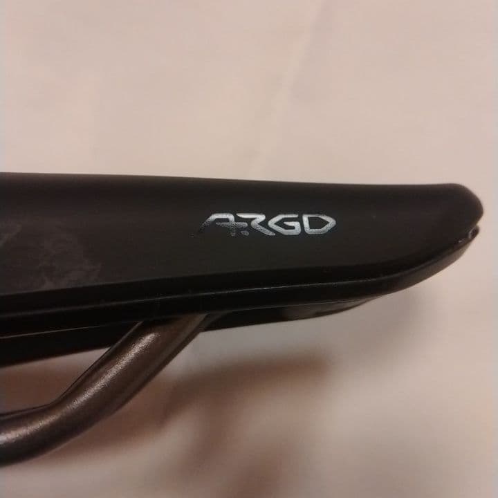 Fizik サドル Argo R3