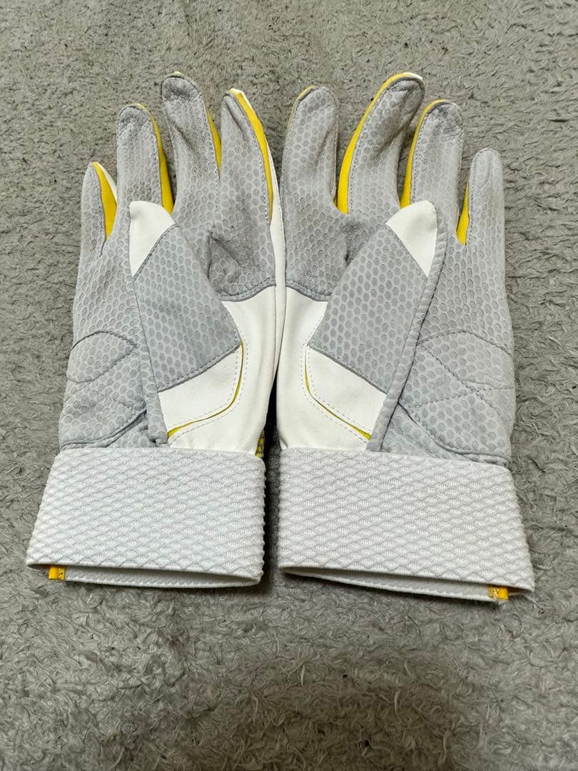 安達了一バッティンググローブ