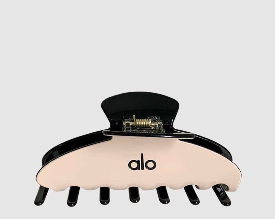 C*O様 alo 波型ヘアクリップ ベージュと黒 １日２日で発送