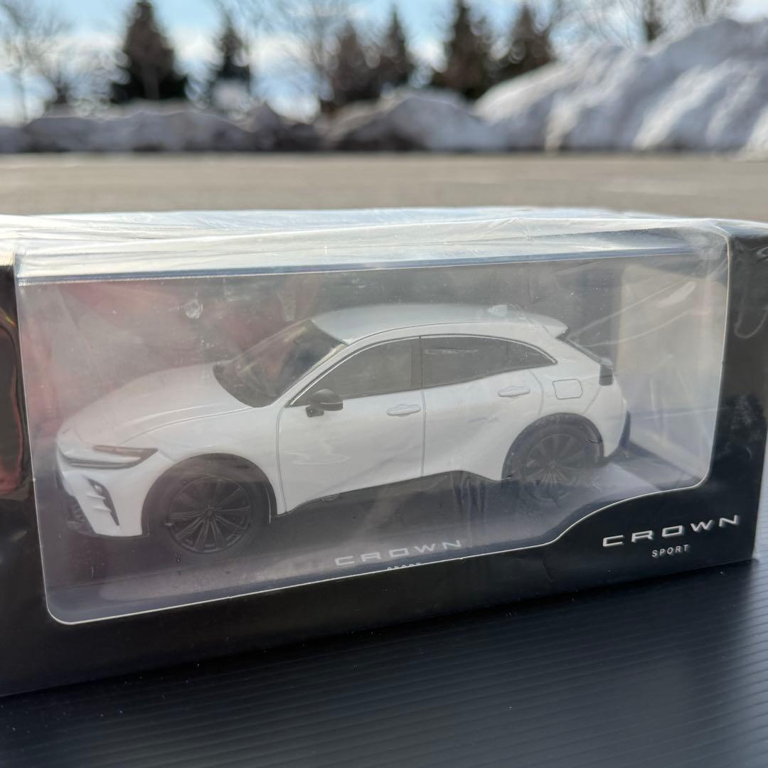 非売品 トヨタ クラウンスポーツ 1/30 カラーサンプル ミニカー 白