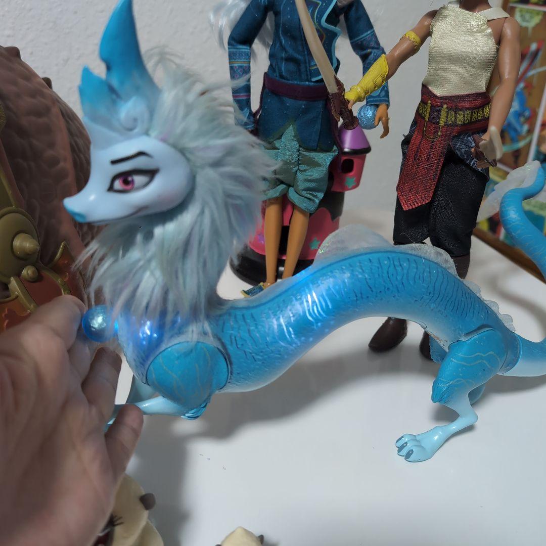 日本未発売 Disney トーキングラーヤとドラゴンの王国 フィギュアセット