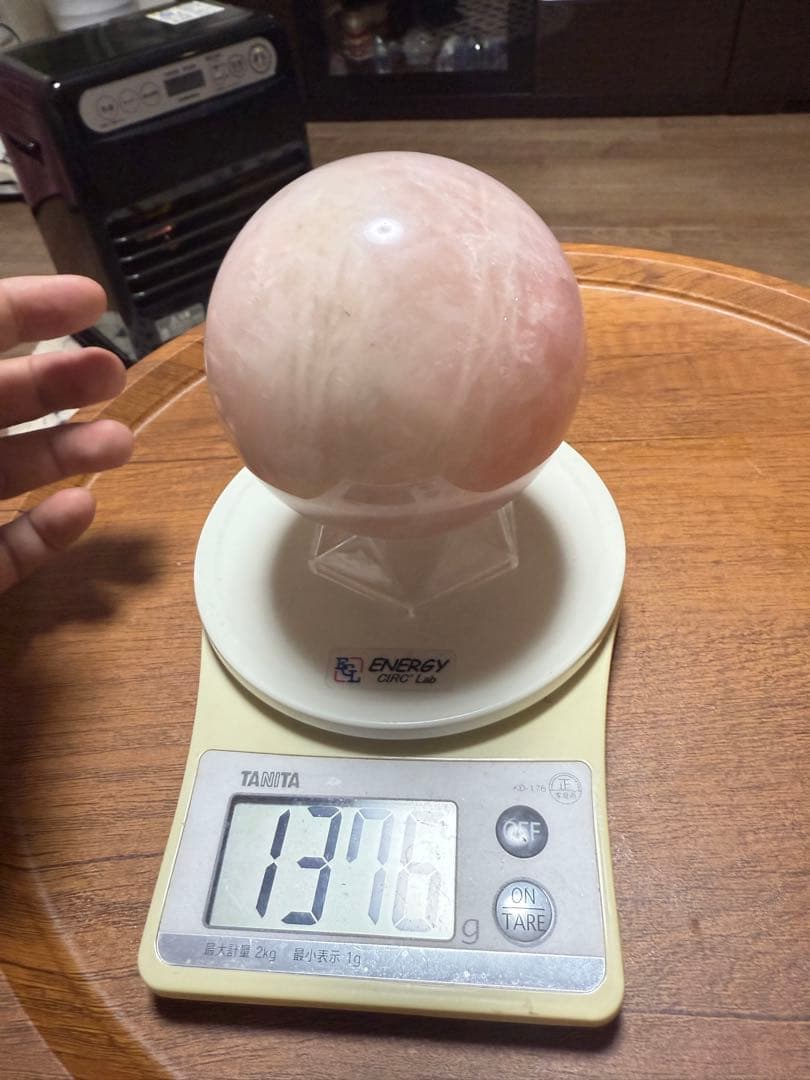 【希少】天然石大型ローズクォーツ 丸玉 直径約9.5cm 1372g 台座付き