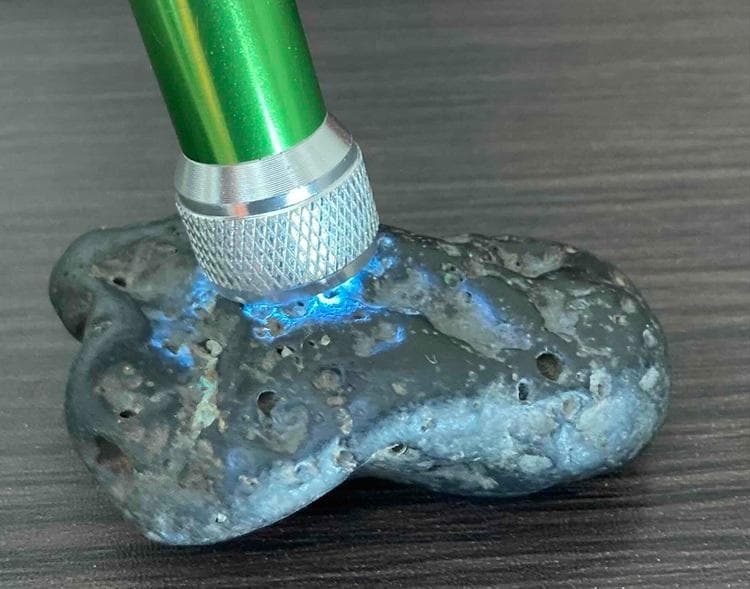 お買い得！大型！地球外から飛来した磁気を帯びた神秘の隕石、宇宙の力を宿す石！