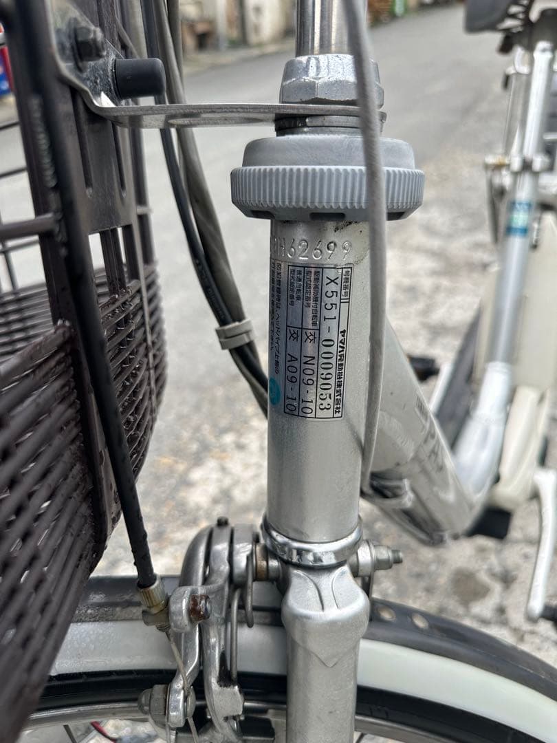 シルバー 電動アシスト自転車 バスケット付き