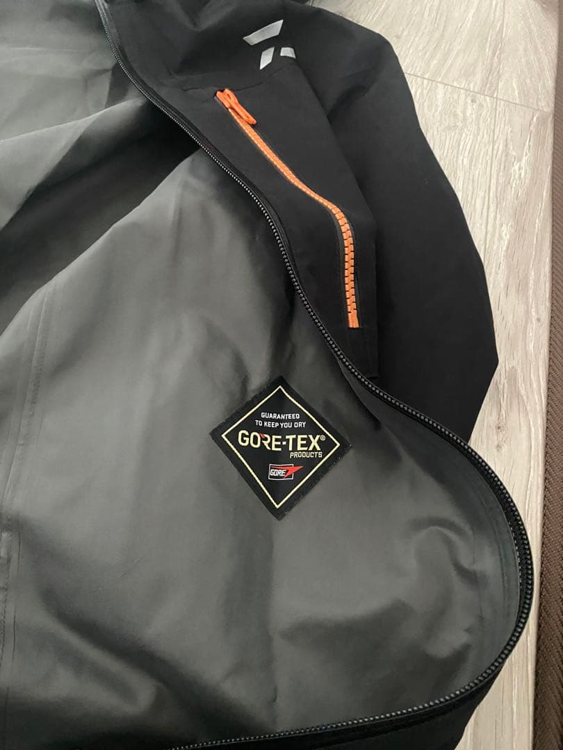 中古　試着のみ　Daiwa GORE-TEX レインウェア Lサイズ　上下セット