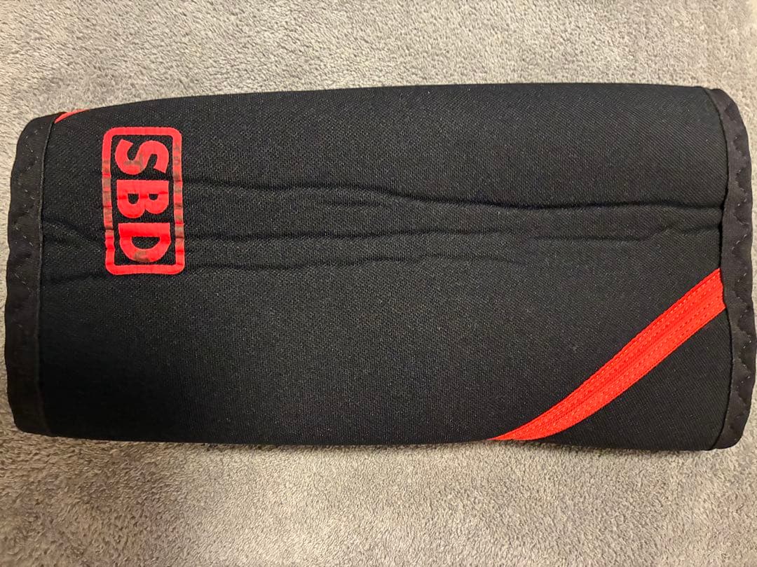 ⚪︎[SBD] 正規品 ニースリーブ 左右　黒/赤 ストライプデザイン　M