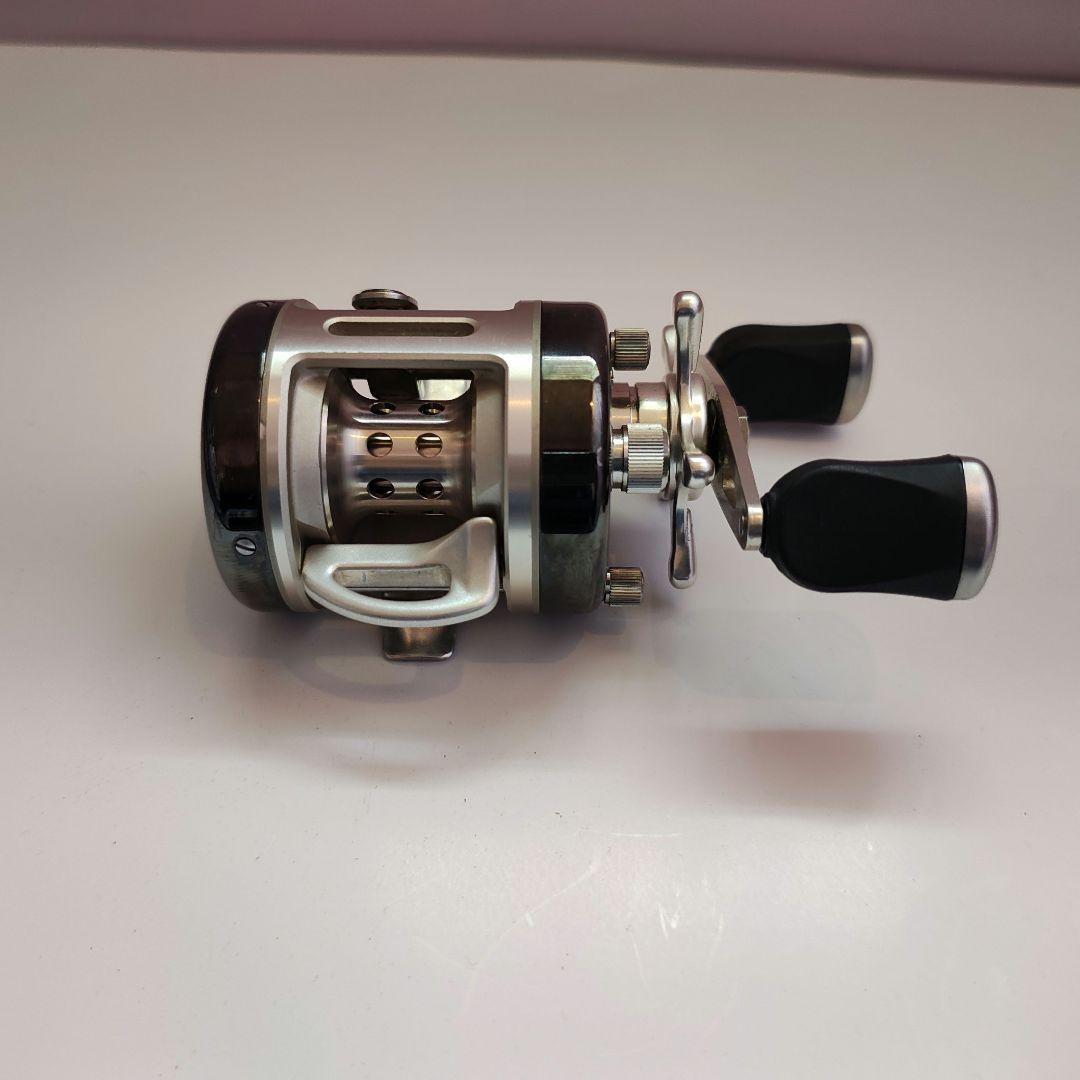 RYOBI F200 バリウス　シルバー/ブラックベイトリール