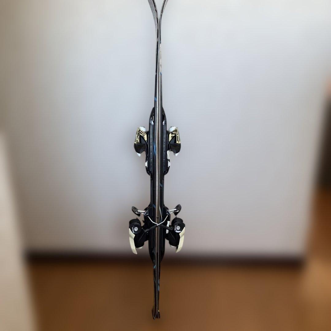 スキー板 23 黒/青 バインディング、ストック付き