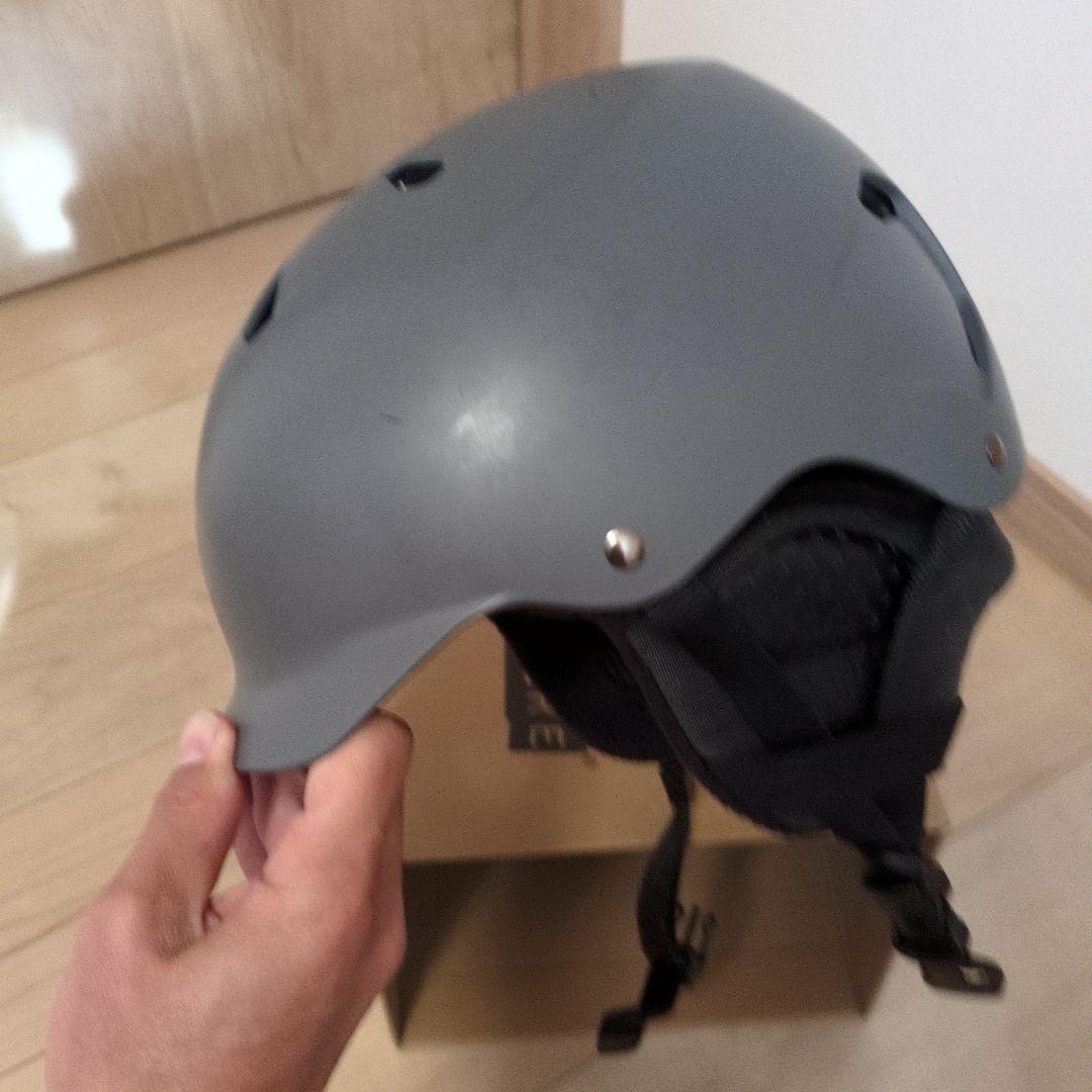 スノーボード　ヘルメット　バーンbern インナーBoA調節付き耳付きグレー