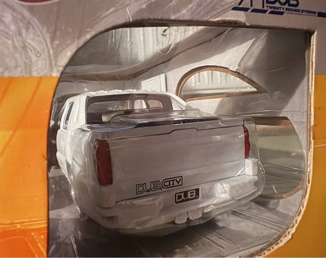 DUB CITY （2001 Chevy Avalanche ）　　1/24