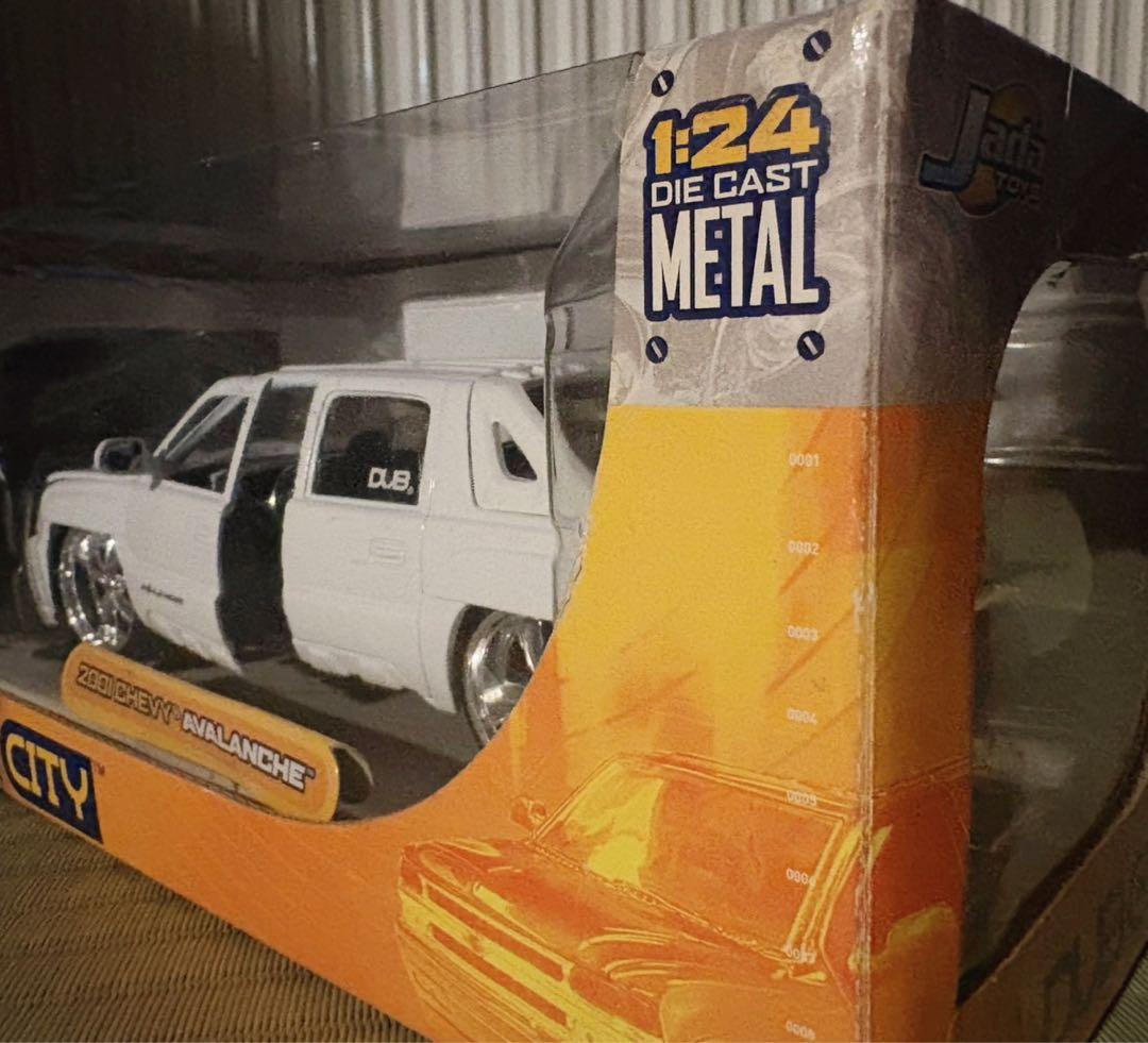 DUB CITY （2001 Chevy Avalanche ）　　1/24