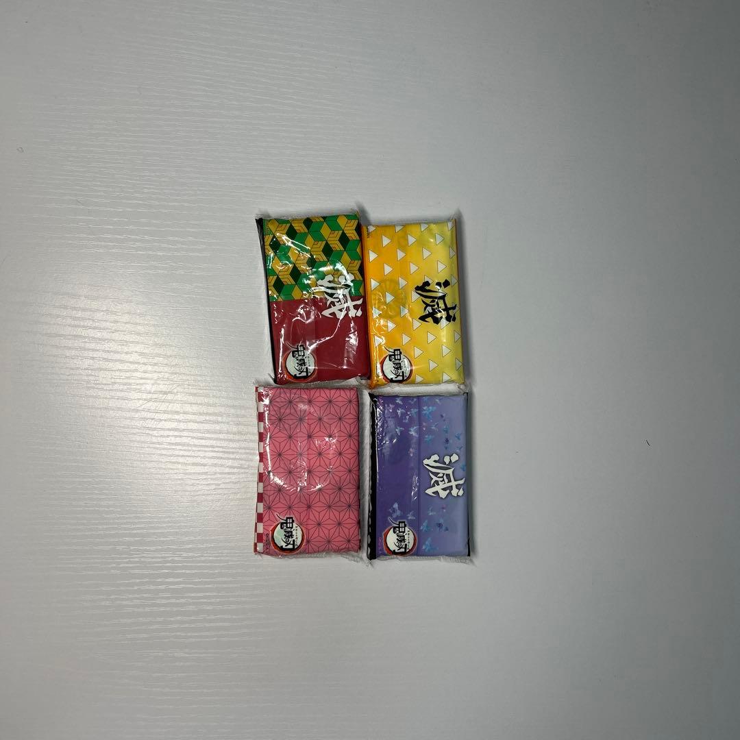 鬼滅グッズ シール二種、ファイル、ティッシュ、フィギュア、バッジ、屏風(？)
