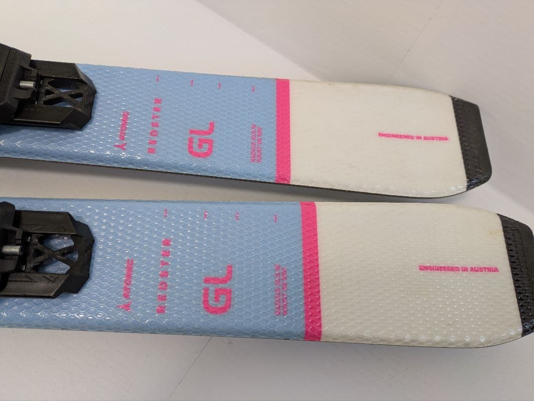 スキー板〈アトミック〉130cm、ブーツ〈サロモン〉23.5cm、ストックセット