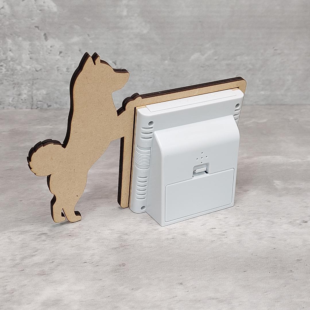 【電波時計】ワンちゃんが寄り添う電波デジタル時計 ― マルチーズ