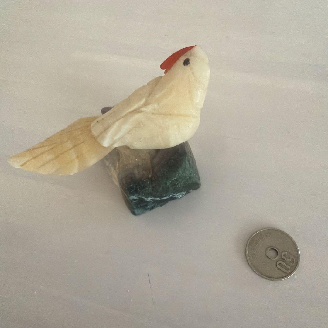 石で作られた鳥