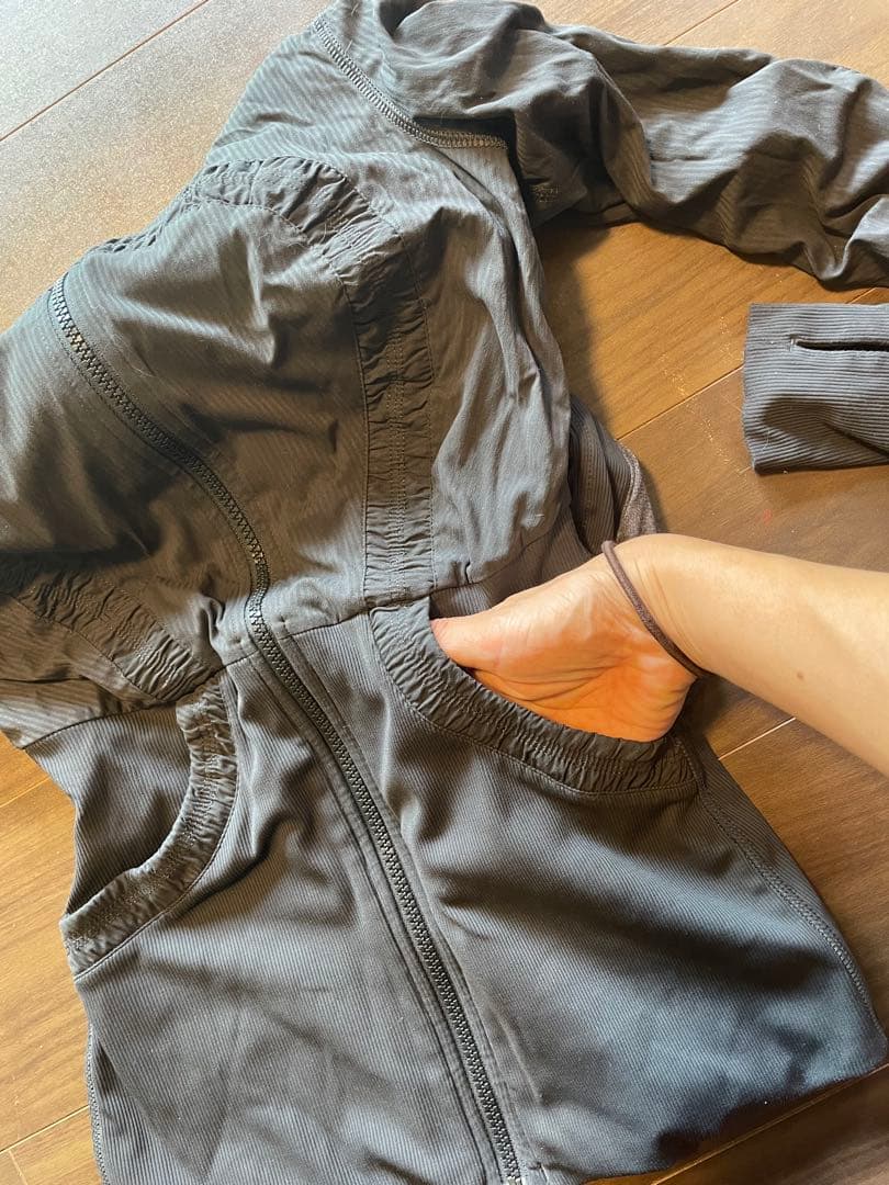 ルルレモン　lululemonリバーシブルギャザーパーカー