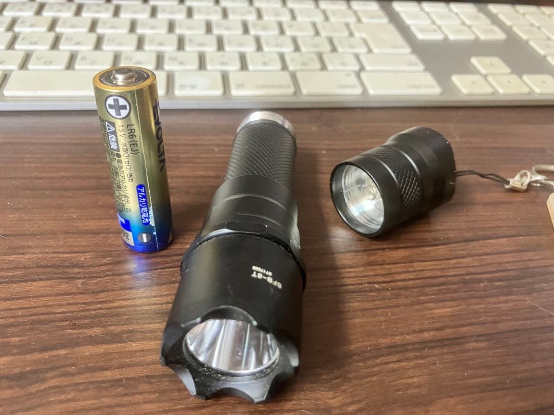 中古　新品非充電リチウム電池12本付けますLED懐中電灯