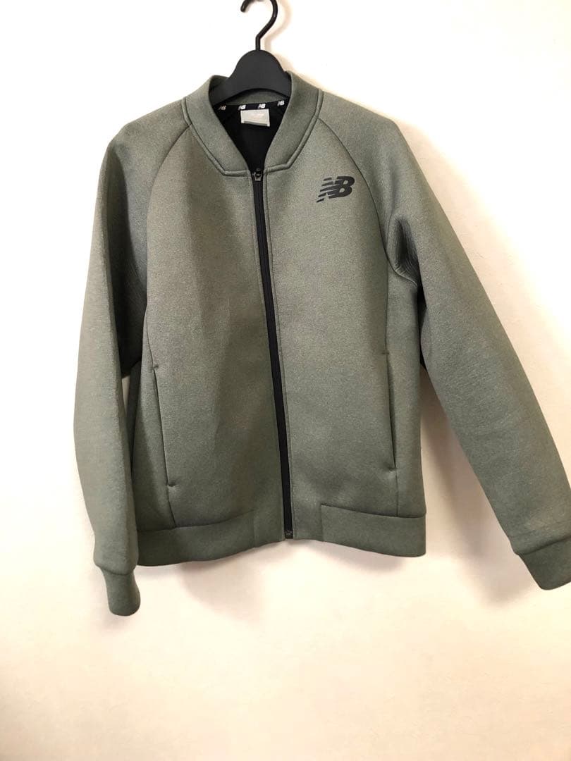 New Balance オリーブグリーン アウターとパンツセット