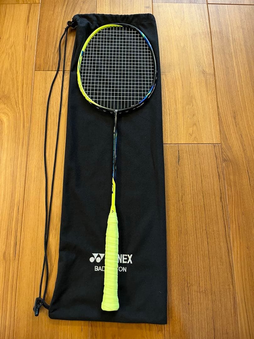 希少 極美品　YONEX アストロクス 77 バドミントン ラケット　4UG5