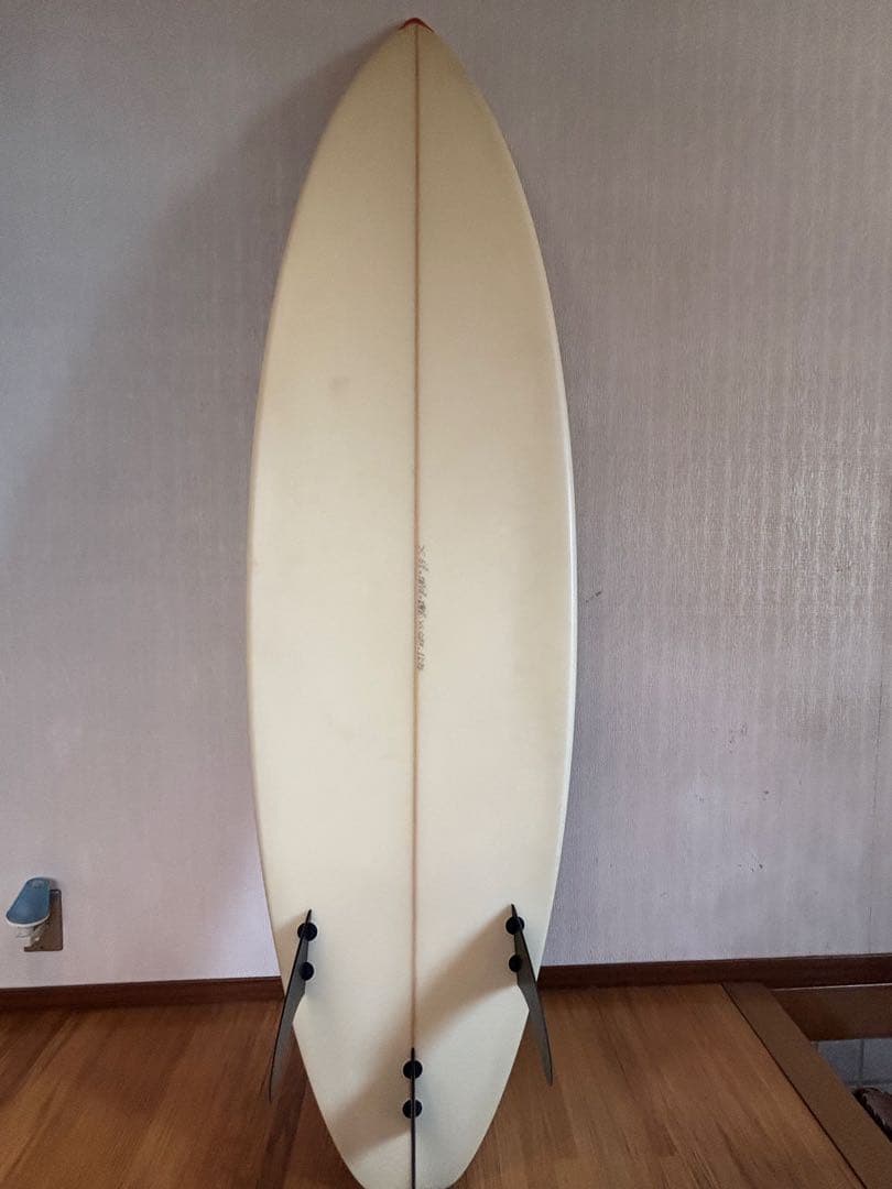 クリーム色ショートボード ストライプカバー付き