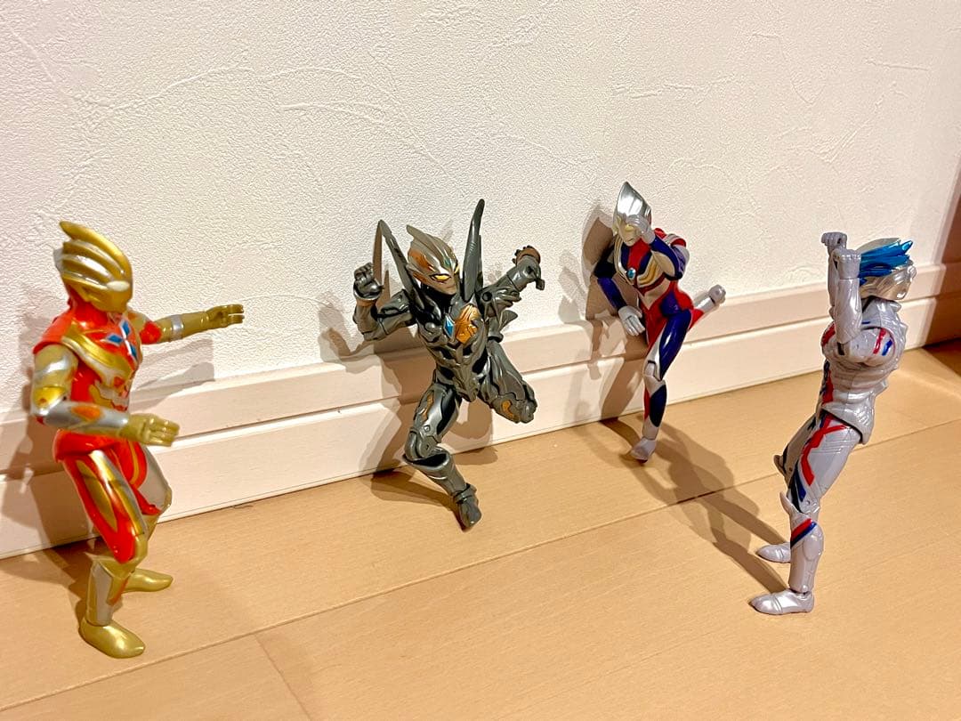 仲良しウルトラマン4人組み アクションフィギュア