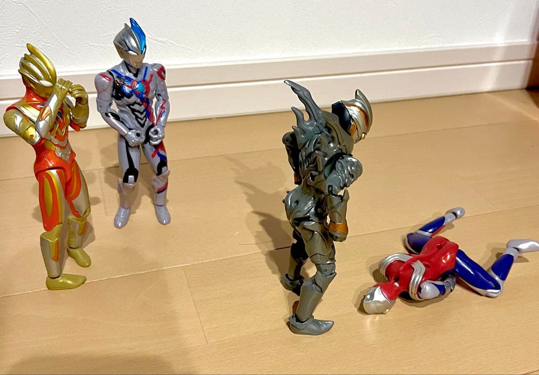 仲良しウルトラマン4人組み アクションフィギュア