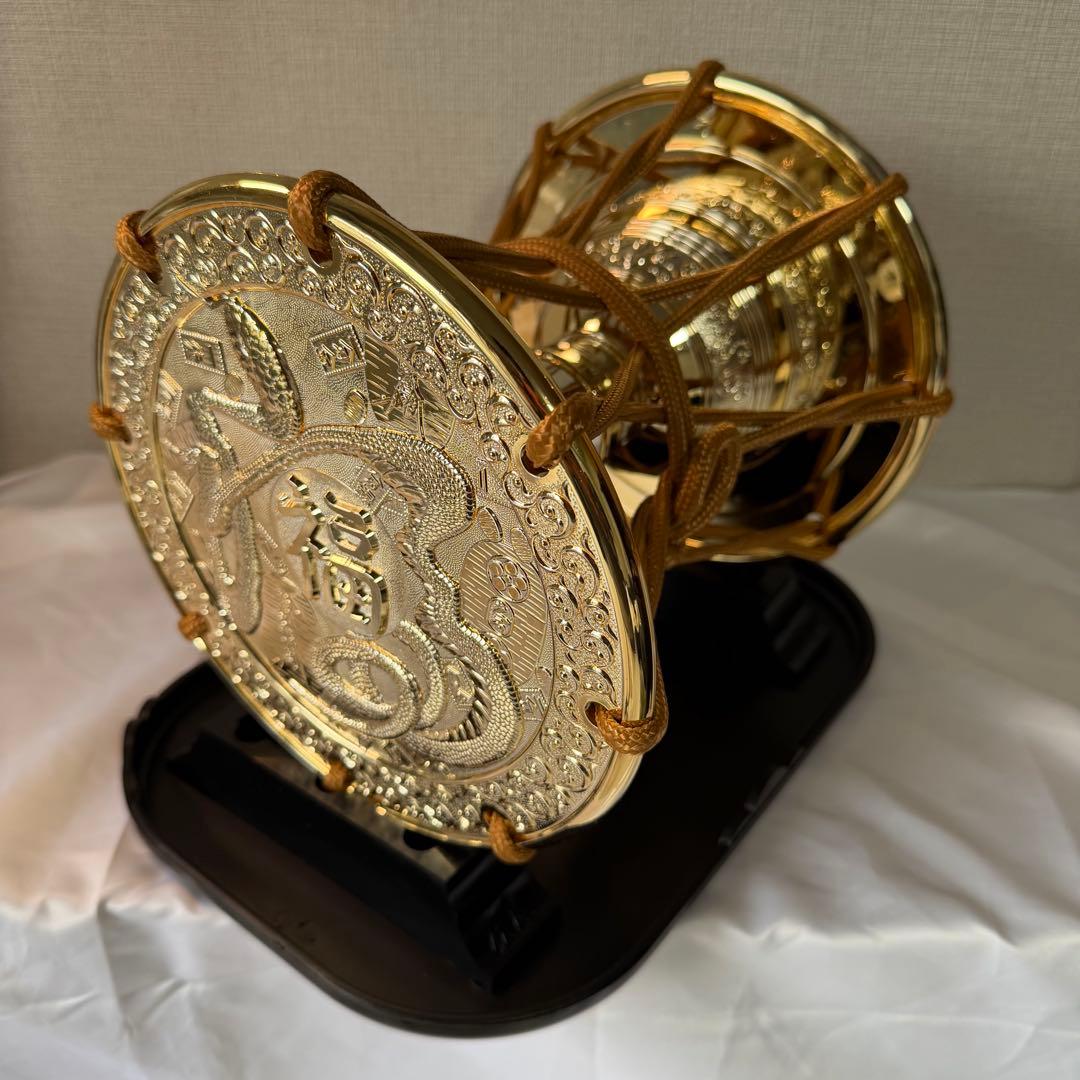 寿 鼓 飾り台付き 金メッキの福の置物 松庵