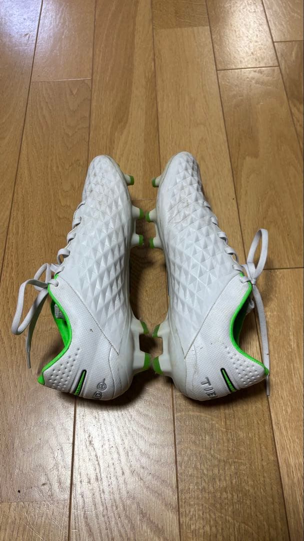 Nike Tiempo ホワイト/グリーン スパイク