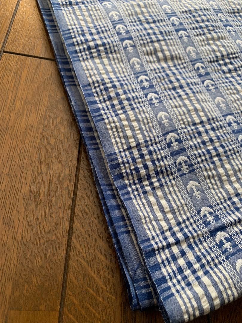 ネイビーとホワイトのチェック柄・いかり柄　シワ加工あり　370cm×120cm
